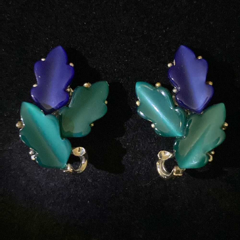 Vintage thermoset (a vintage plastic) Lisner earrings